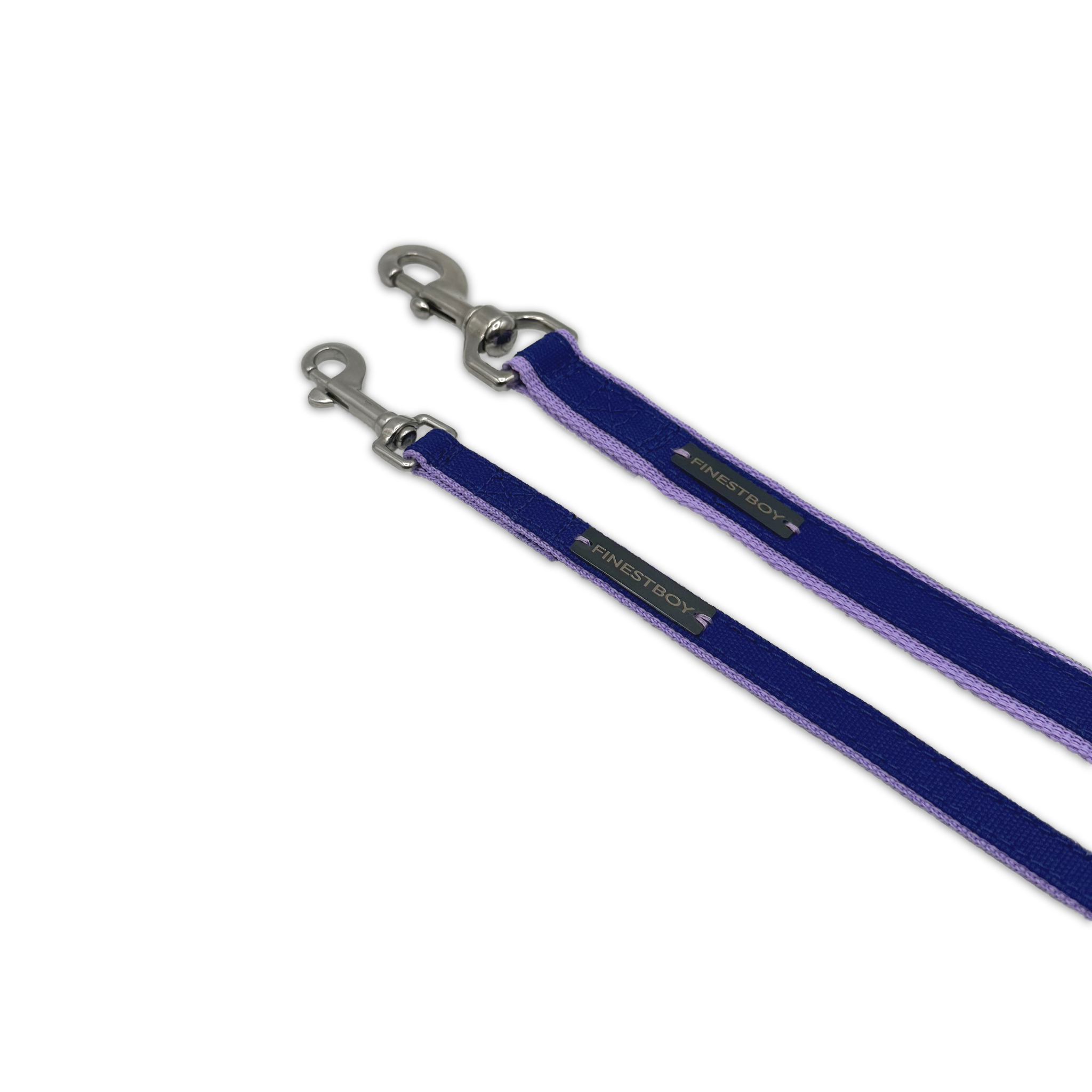 Zwei handgefertigte FINESTBOY-Hundeleinen, 15mm und 25mm, fliederfarbenes Gurtband mit royalblauem Canvas-Streifen und Edelstahl-Karabiner, diagonal drapiert