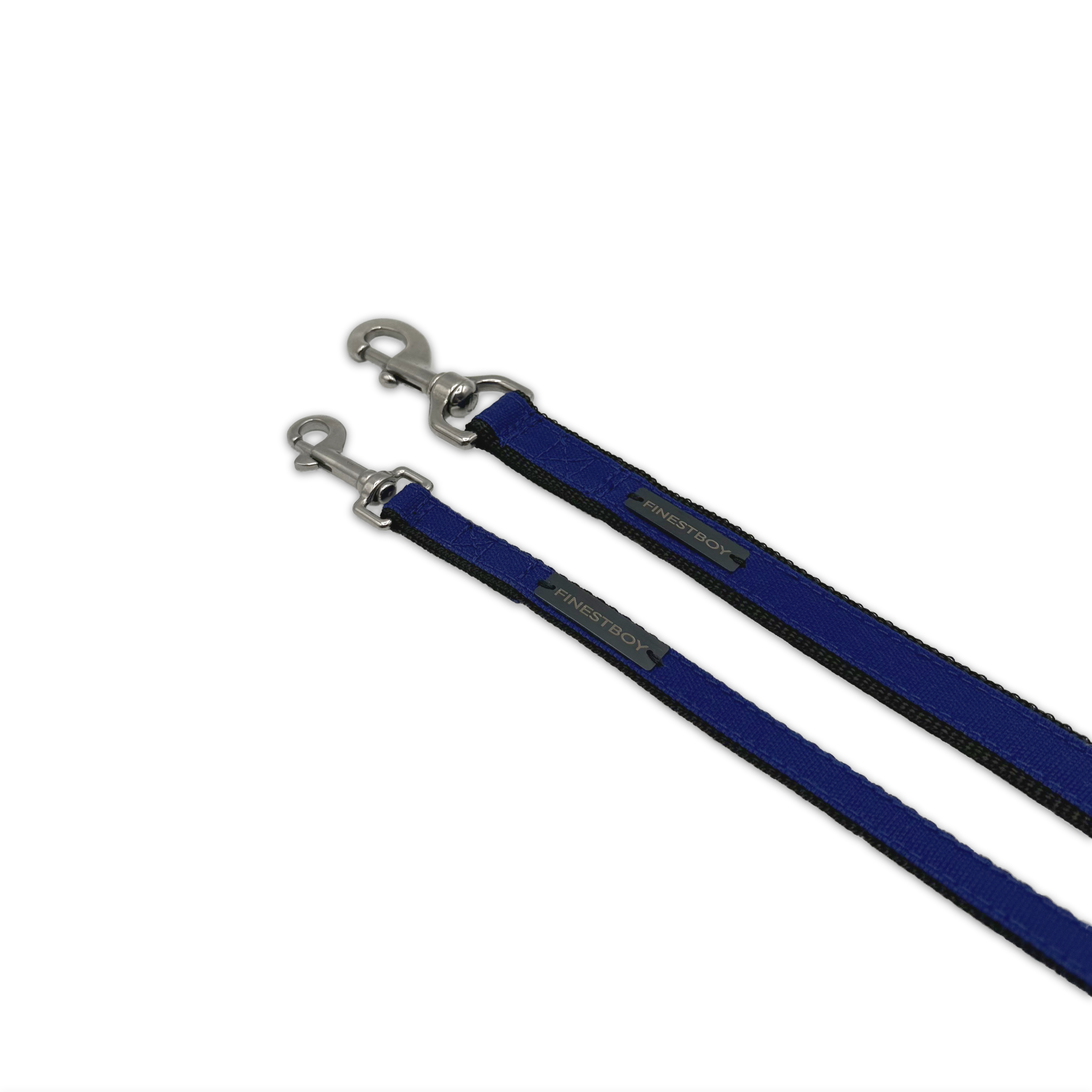 Zwei handgefertigte FINESTBOY-Hundeleinen, 15mm und 25mm, schwarzes Gurtband mit royalblauem Canvas-Streifen und Edelstahl-Karabiner, diagonal drapiert