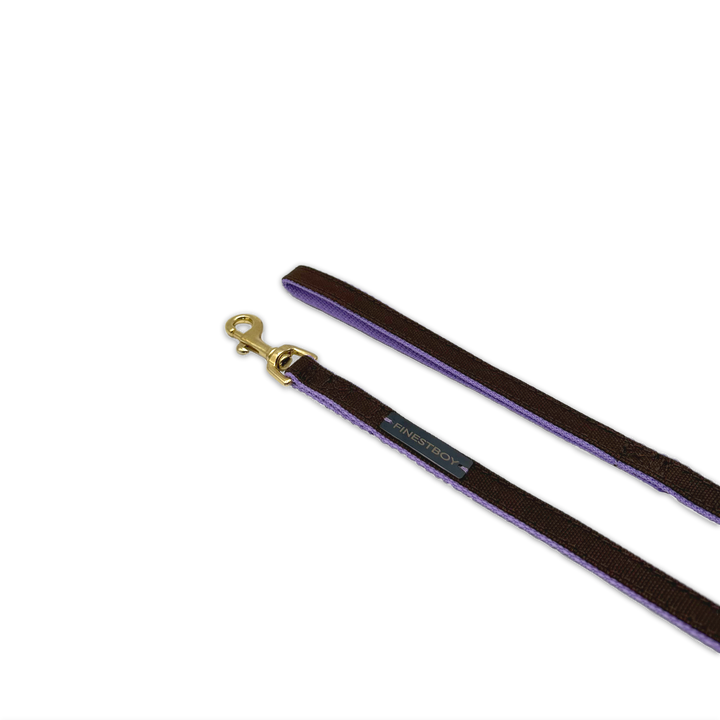Handgefertigte FINESTBOY-Hundeleine, 15mm, fliederfarbenes Gurtband mit dunkelbraunem Canvas-Streifen und Vollmessing-Karabiner, gelegt in Aufsicht