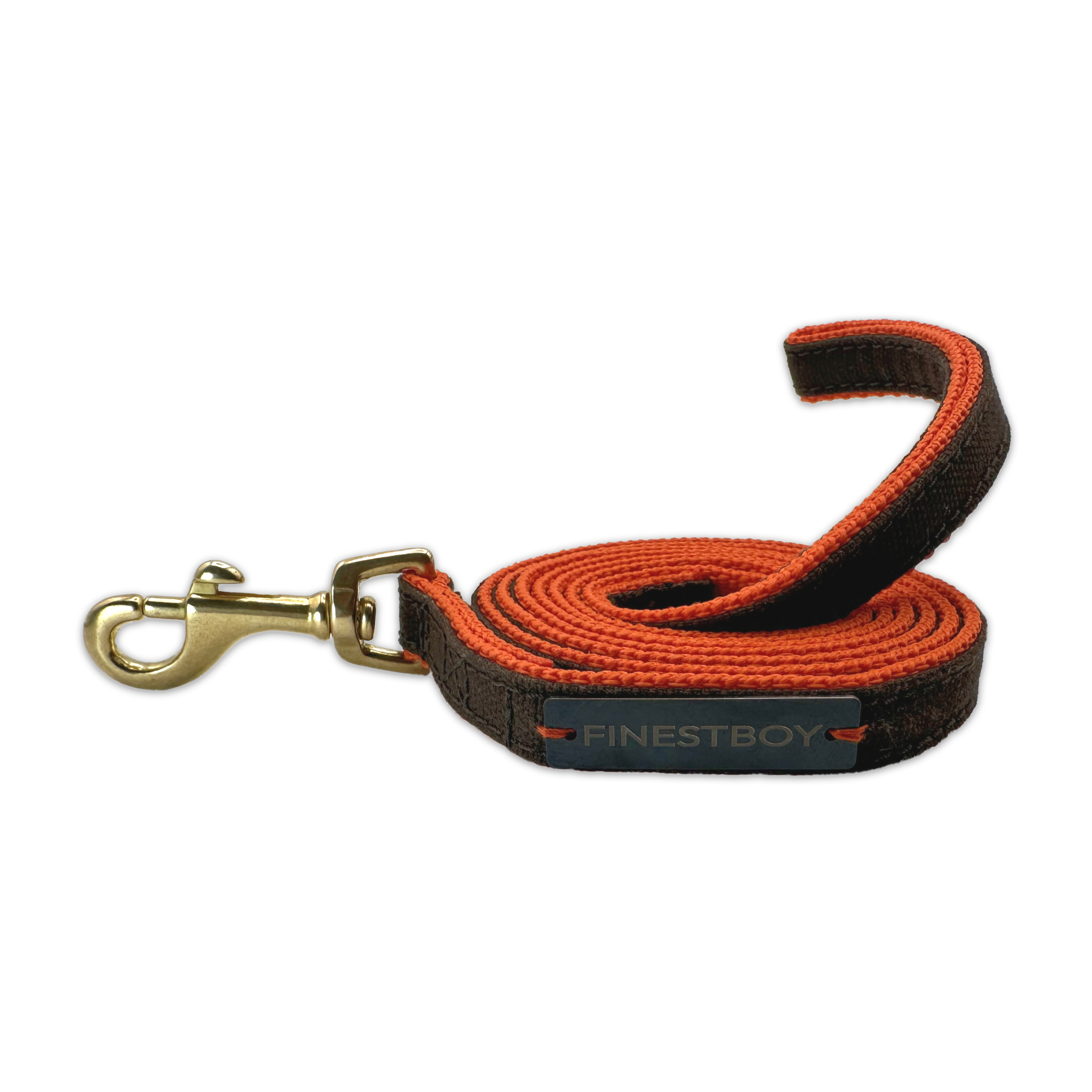 Handgefertigte FINESTBOY-Hundeleine, 15mm, orangenes Gurtband mit dunkelbraunem Canvas-Streifen und Vollmessing-Karabiner, gerollt
