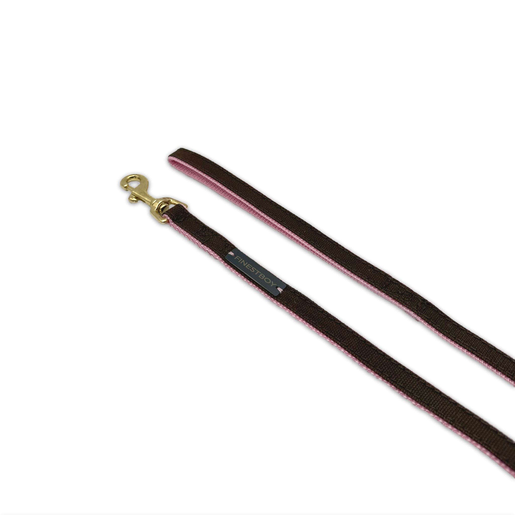 Handgefertigte FINESTBOY-Hundeleine, 15mm, rosafarbenes Gurtband mit dunkelbraunem Canvas-Streifen und Vollmessing-Karabiner, diagonal drapiert