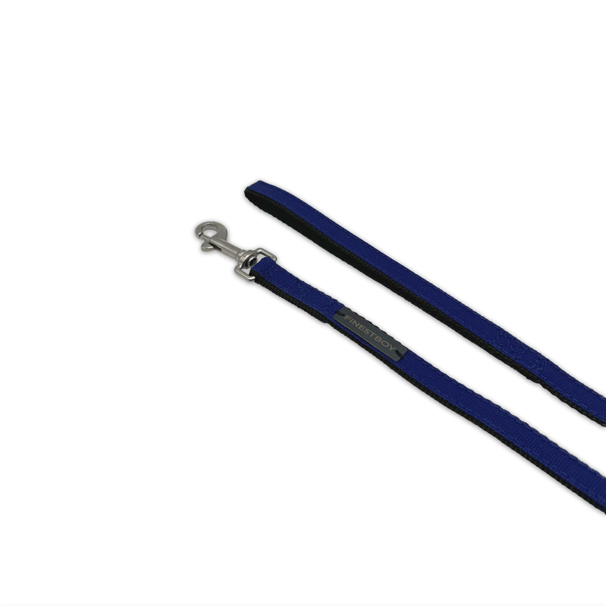 Handgefertigte FINESTBOY-Hundeleine, 15mm, schwarzes Gurtband mit royalblauem Canvas-Streifen und Edelstahl-Karabiner, diagonal drapiert