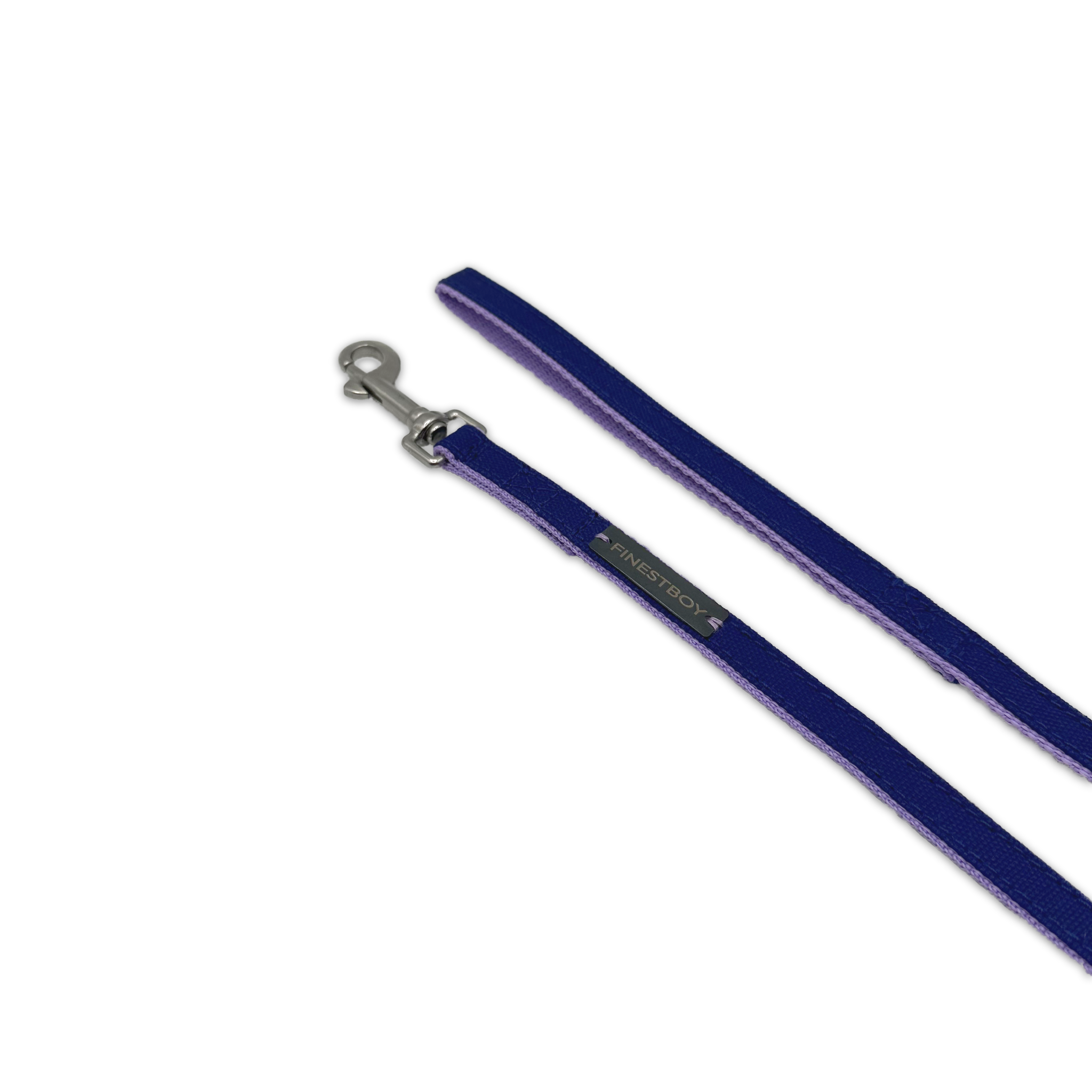 Handgefertigte FINESTBOY-Hundeleine, 15mm, fliederfarbenes Gurtband mit royalblauem Canvas-Streifen und Edelstahl-Karabiner, diagonal drapiert