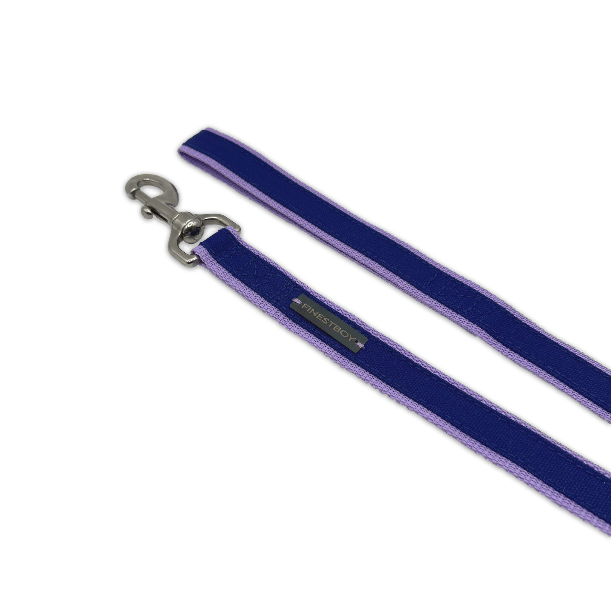 Handgefertigte FINESTBOY-Hundeleine, 25mm, fliederfarbenes Gurtband mit royalblauem Canvas-Streifen und Edelstahl-Karabiner, gelegt in Aufsicht