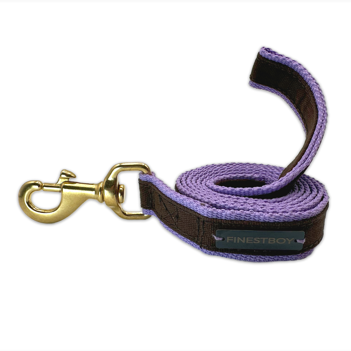 Handgefertigte FINESTBOY-Hundeleine, 25mm, fliederfarbenes Gurtband mit dunkelbraunem Canvas-Streifen und Vollmessing-Karabiner, gerollt