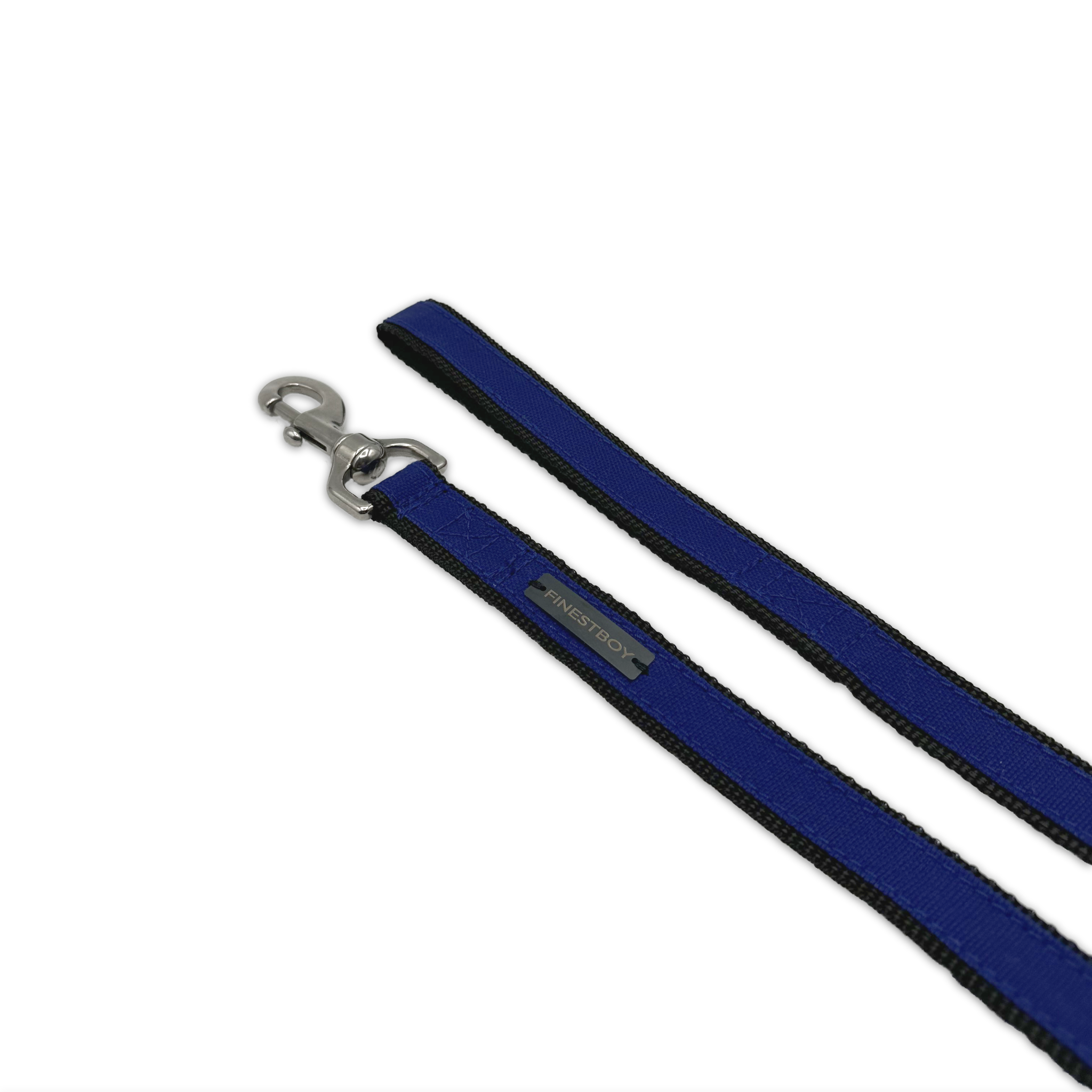 Handgefertigte FINESTBOY-Hundeleine, 25mm, schwarzes Gurtband mit royalblauem Canvas-Streifen und Edelstahl-Karabiner, diagonal drapiert