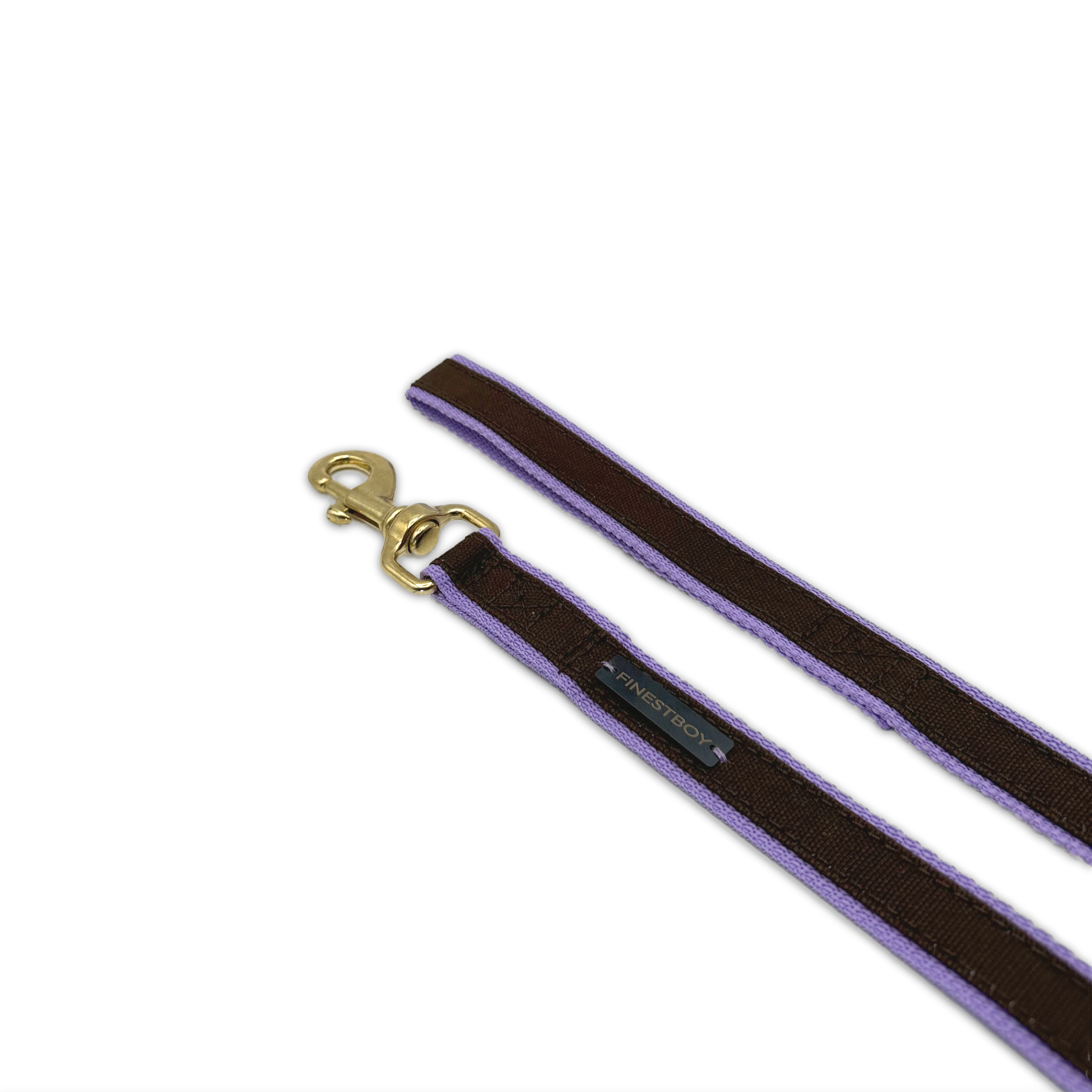 Handgefertigte FINESTBOY-Hundeleine, 25mm, fliederfarbenes Gurtband mit dunkelbraunem Canvas-Streifen und Vollmessing-Karabiner, diagonal drapiert