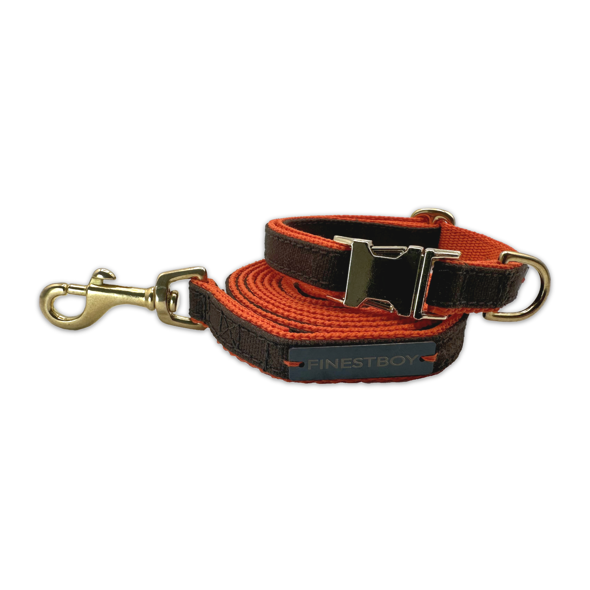FINESTBOY-Bundle aus Halsband und Leine, 15mm, orangenes Gurtband mit dunkelbraunem Canvas-Streifen und Vollmessing-Applikationen, vermessingter Metallsteckschnalle und Vollmessing-Karabiner, gelegt, Frontansicht