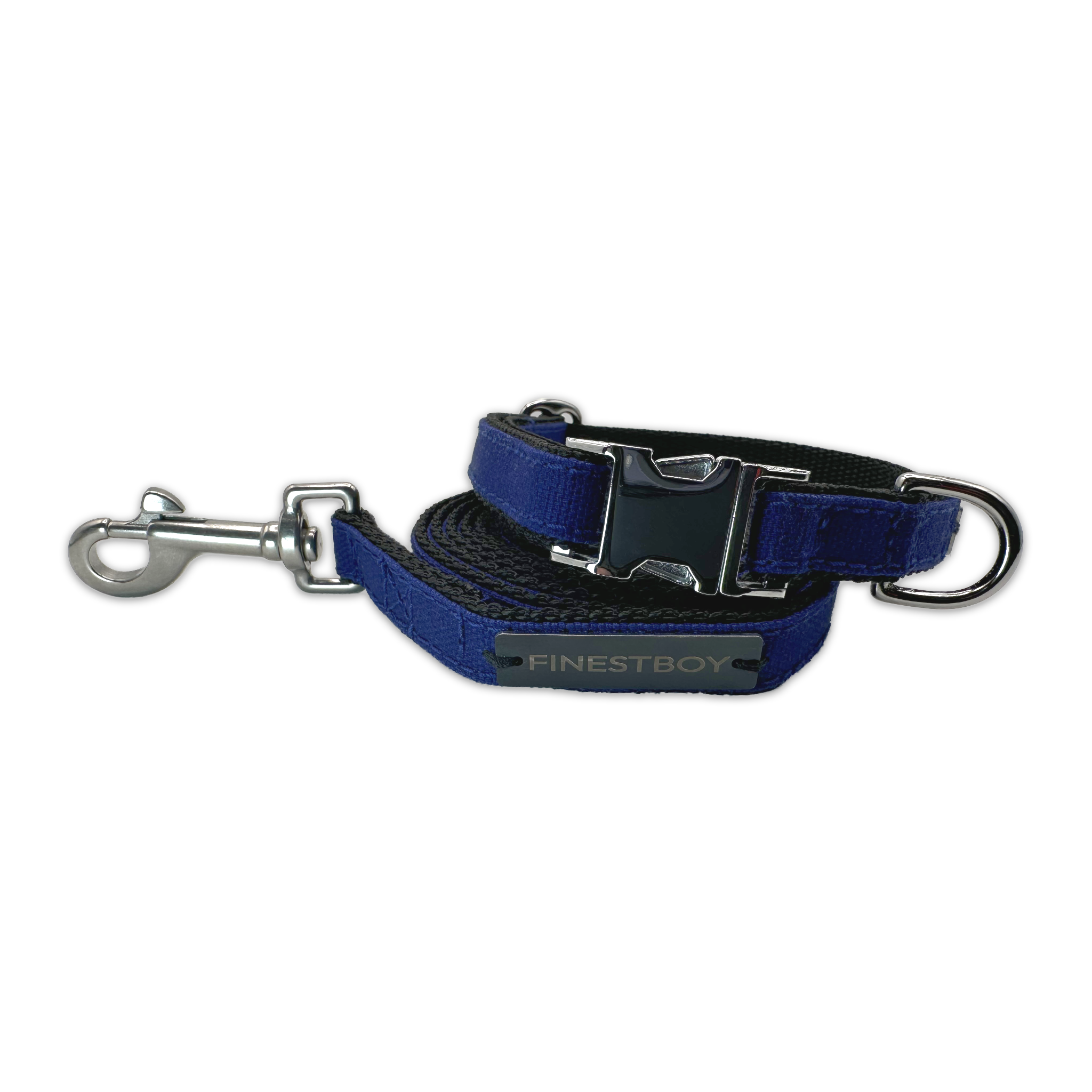 FINESTBOY-Bundle aus Halsband und Leine, 15mm, schwarzes Gurtband mit royalblauem Canvas-Streifen und verchromten Vollmessing-Applikationen, verchromter Metallsteckschnalle und Edelstahl-Karabiner, gelegt, Frontansicht