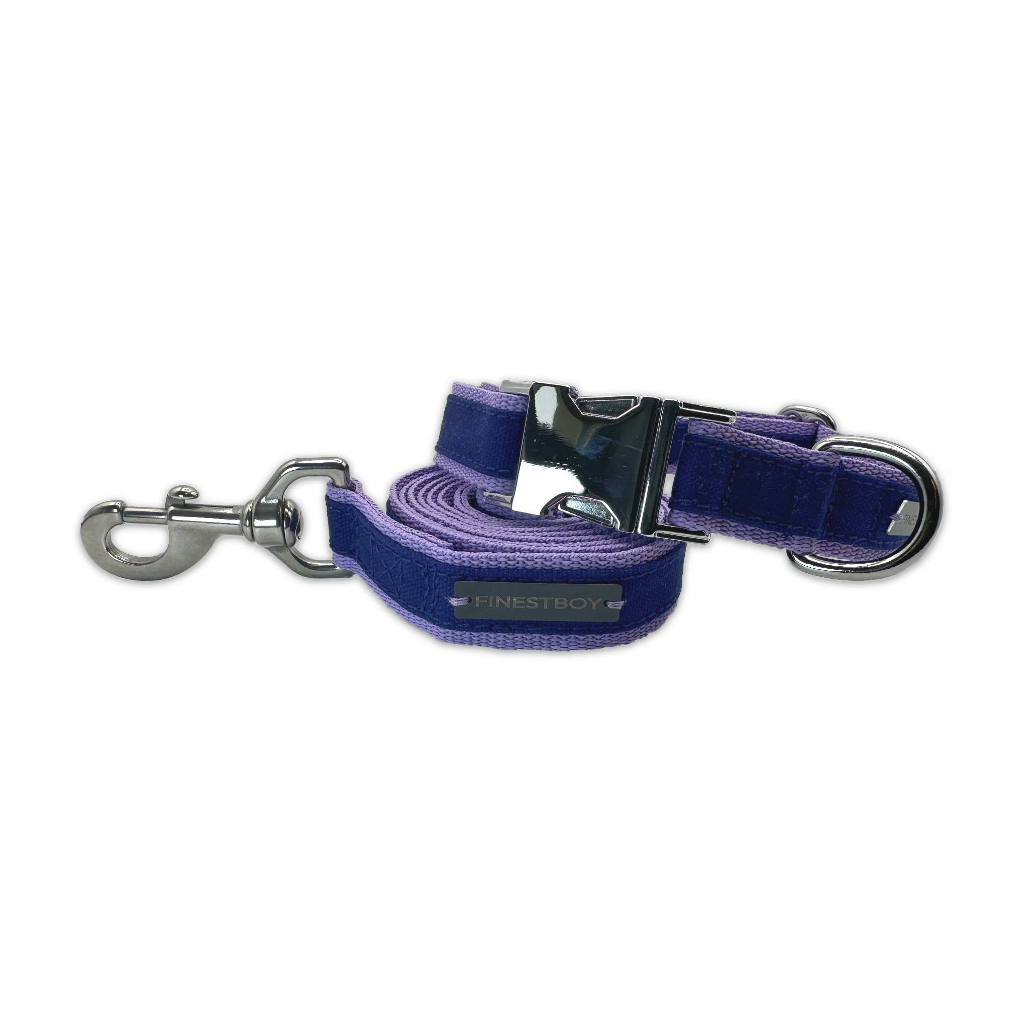 FINESTBOY-Bundle aus Halsband und Leine, 25mm, fliederfarbenes Gurtband mit royalblauem Canvas-Streifen und verchromten Vollmessing-Applikationen, verchromter Metallsteckschnalle und Edelstahl-Karabiner, gelegt, Frontansicht