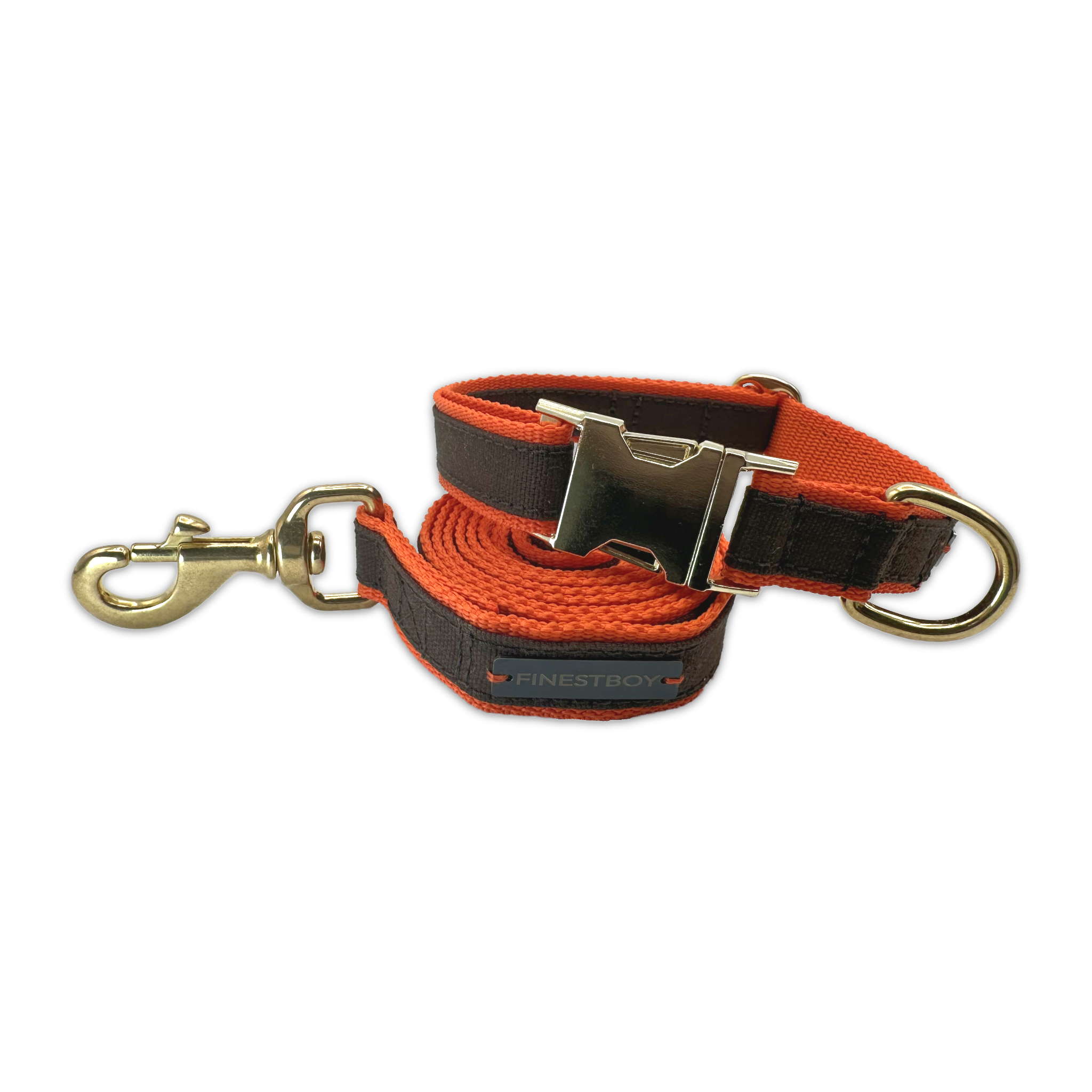 FINESTBOY-Bundle aus Halsband und Leine, 25mm, orangenes Gurtband mit dunkelbraunem Canvas-Streifen und Vollmessing-Applikationen, vermessingter Metallsteckschnalle und Vollmessing-Karabiner, gelegt, Frontansicht