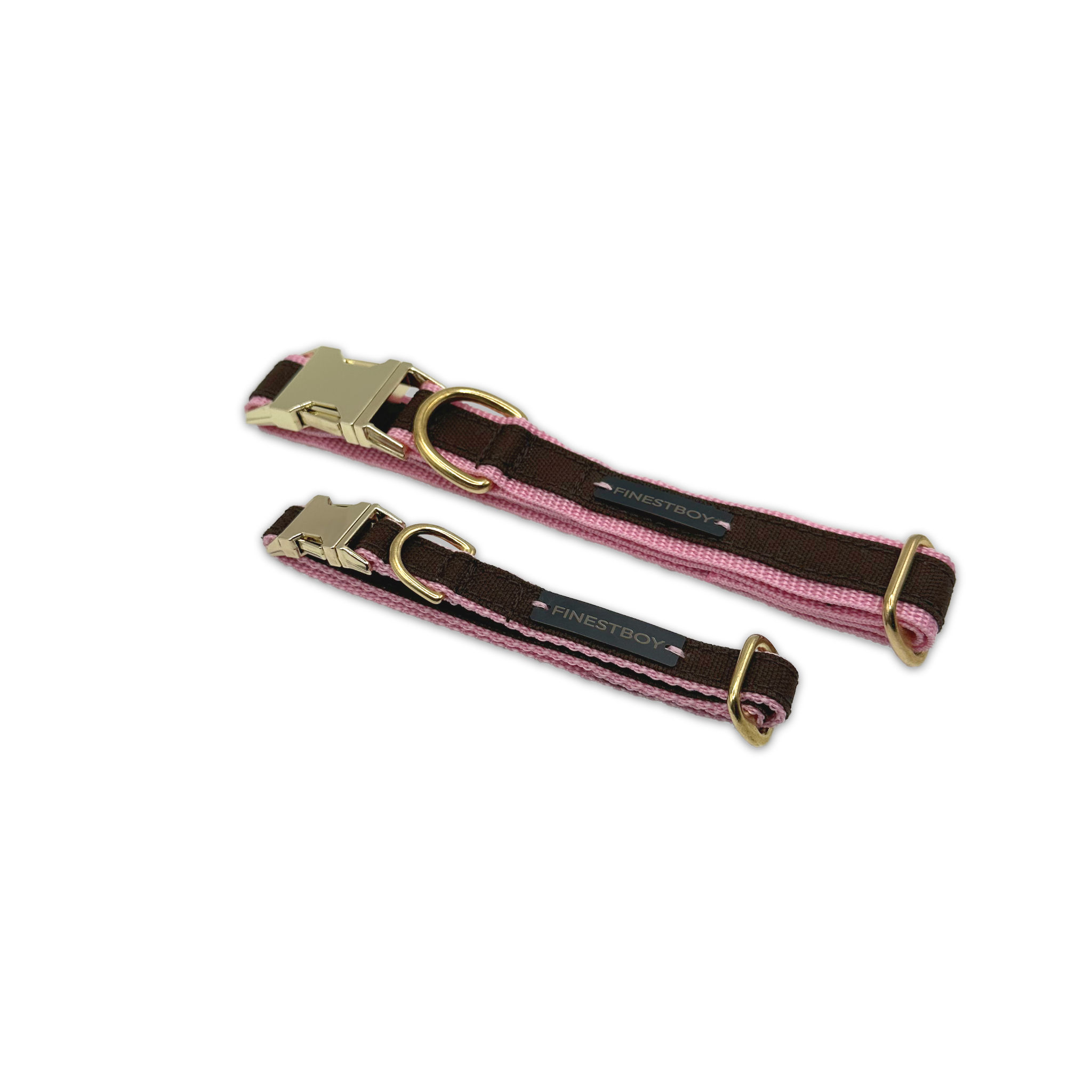 Zwei FINESTBOY-Halsbänder, 15mm und 25mm, rosafarbenes Gurtband mit dunkelbraunem Canvas-Streifen und Vollmessing-Applikationen und vermessingter Metallsteckschnalle, gelegt, diagonal drapiert