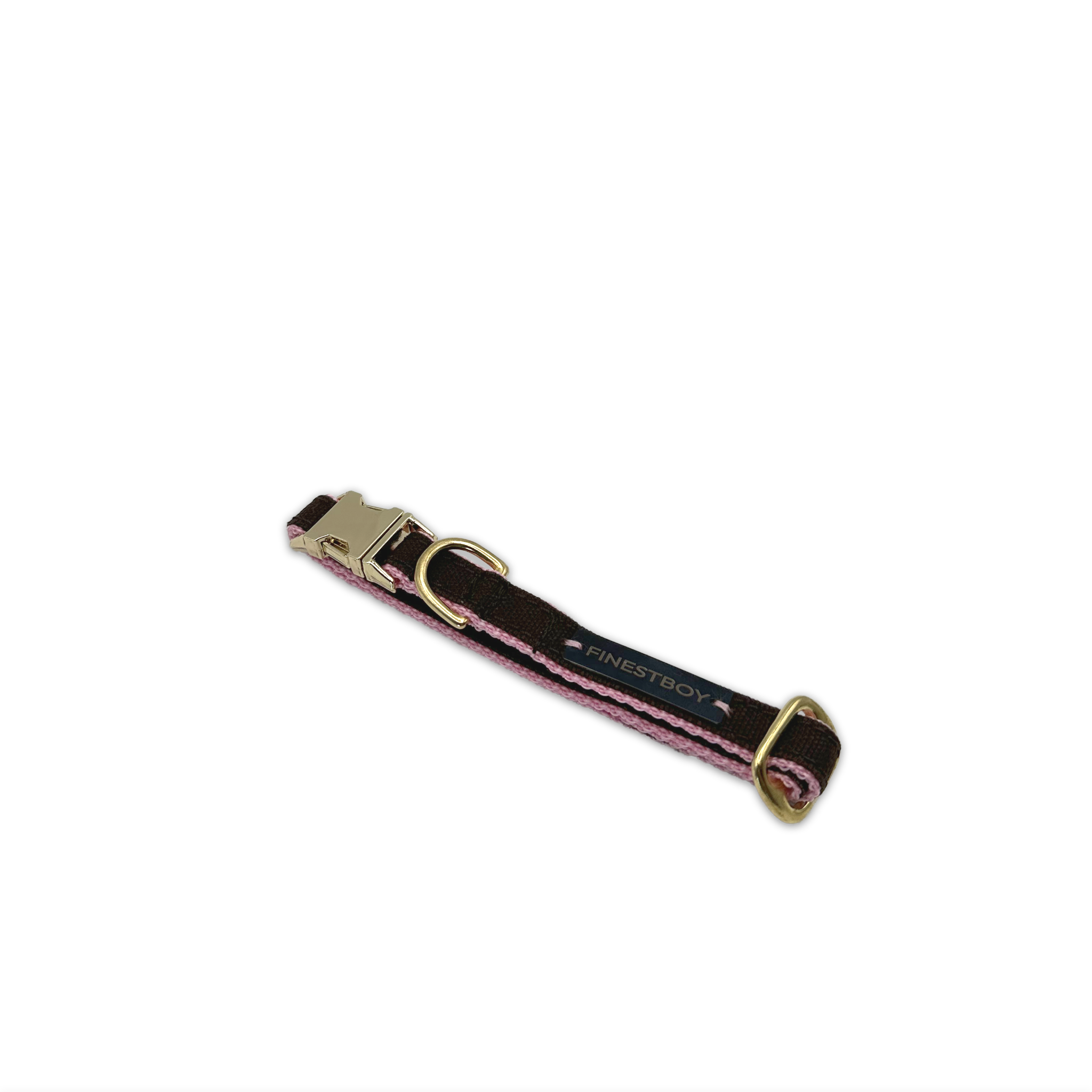 FINESTBOY-Halsband, 15mm, rosafarbenes Gurtband mit dunkelbraunem Canvas-Streifen und Vollmessing-Applikationen und vermessingter Metallsteckschnalle, freigestellt, diagonal drapiert