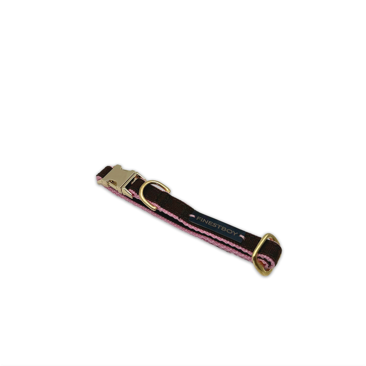 FINESTBOY-Halsband, 15mm, rosafarbenes Gurtband mit dunkelbraunem Canvas-Streifen und Vollmessing-Applikationen und vermessingter Metallsteckschnalle, freigestellt, diagonal drapiert