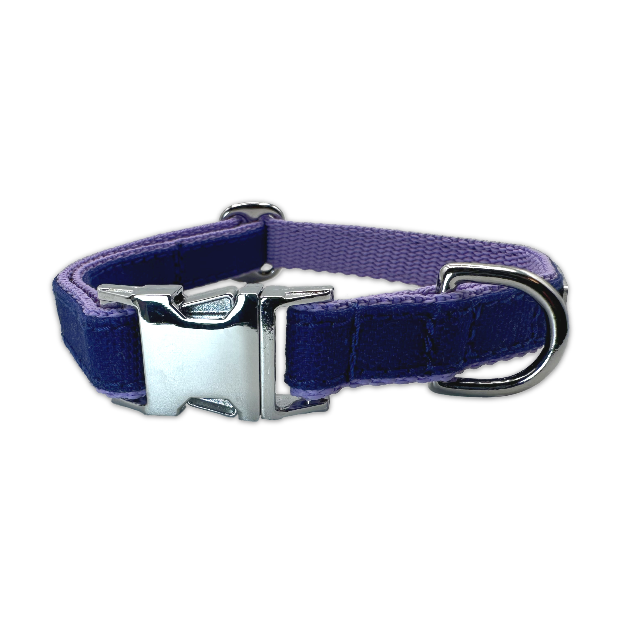 FINESTBOY-Halsband, 15mm, fliederfarbenes Gurtband mit royalblauem Canvas-Streifen und verchromten Vollmessing-Applikationen und verchromter Metallsteckschnalle, gelegt, Frontansicht