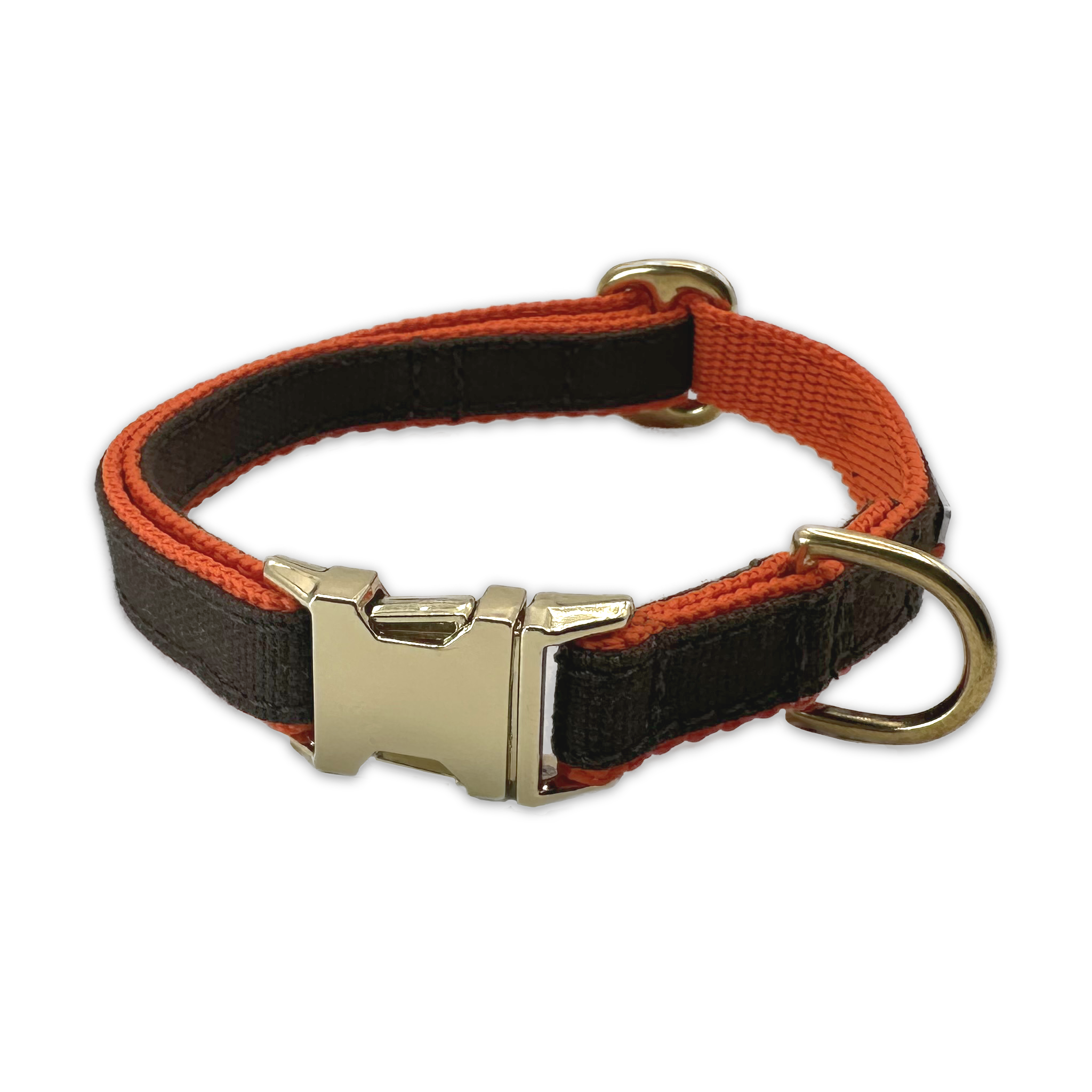 FINESTBOY-Halsband, 15mm, orangenes Gurtband mit dunkelbraunem Canvas-Streifen und Vollmessing-Applikationen und vermessingter Metallsteckschnalle, gelegt, Frontansicht
