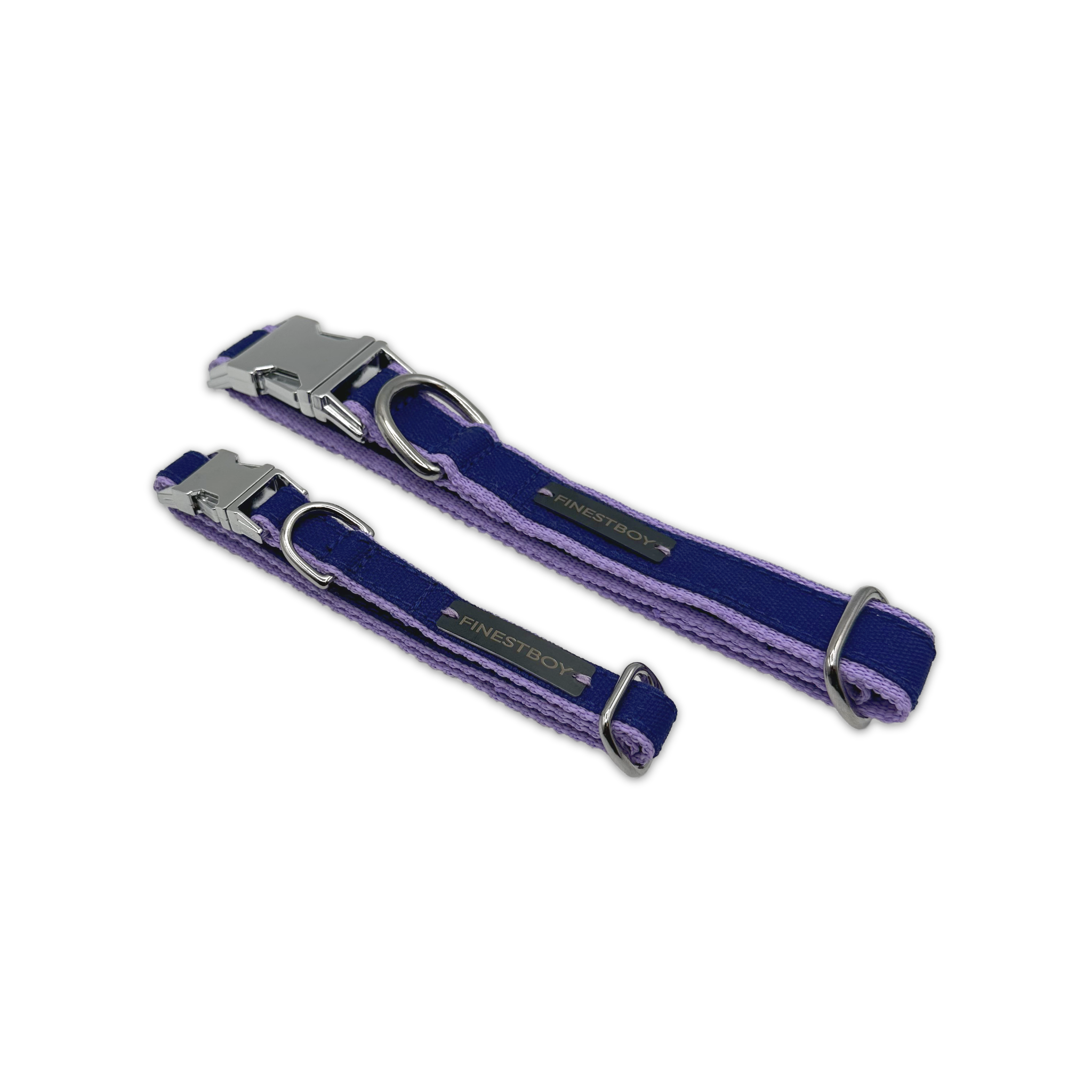 Zwei FINESTBOY-Halsbänder, 15mm und 25mm, fliederfarbenes Gurtband mit royalblauem Canvas-Streifen und verchromten Vollmessing-Applikationen und verchromter Metallsteckschnalle, gelegt, diagonal drapiert