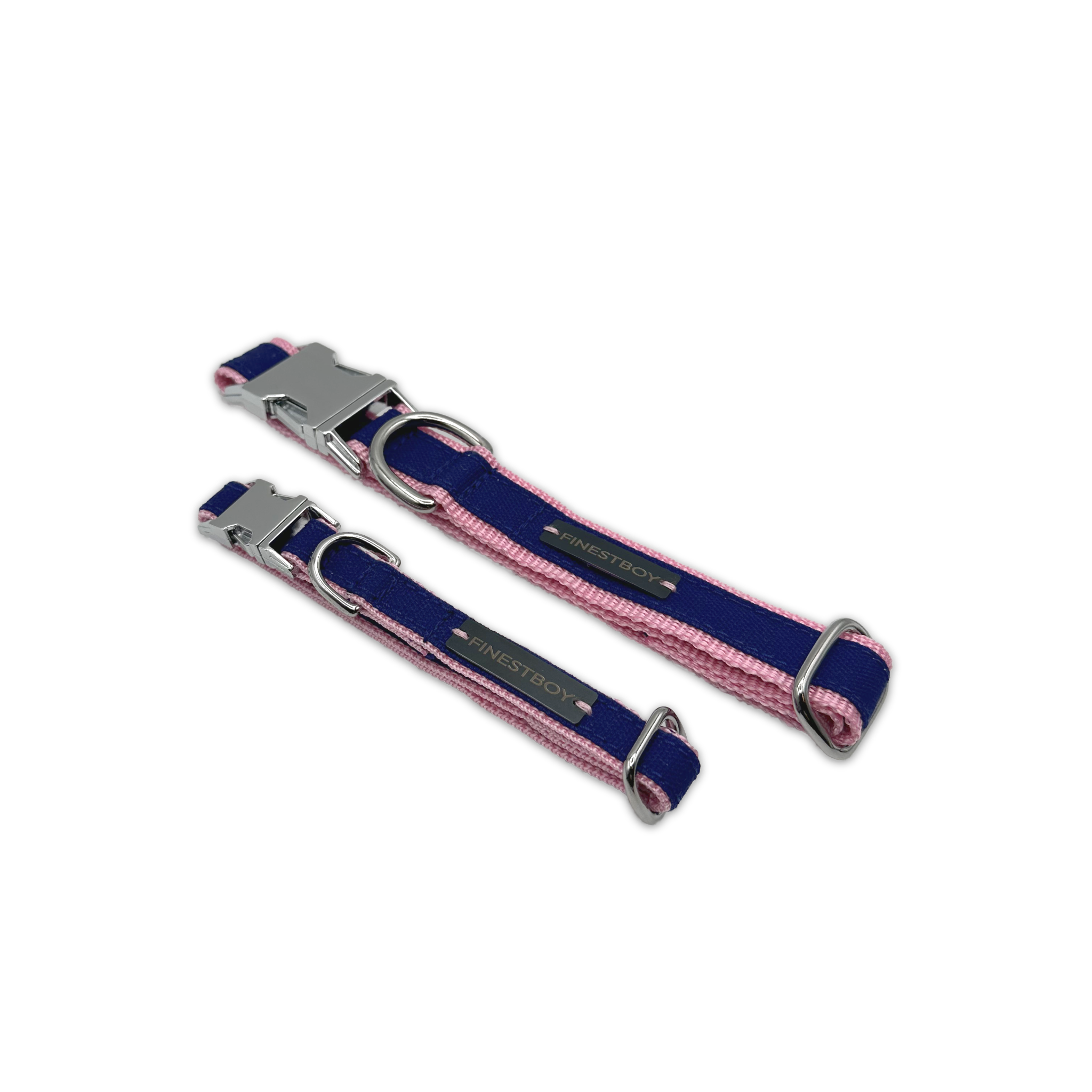 Zwei FINESTBOY-Halsbänder, 15mm und 25mm, rosafarbenes Gurtband mit royalblauem Canvas-Streifen und verchromten Vollmessing-Applikationen und verchromter Metallsteckschnalle, gelegt, diagonal drapiert