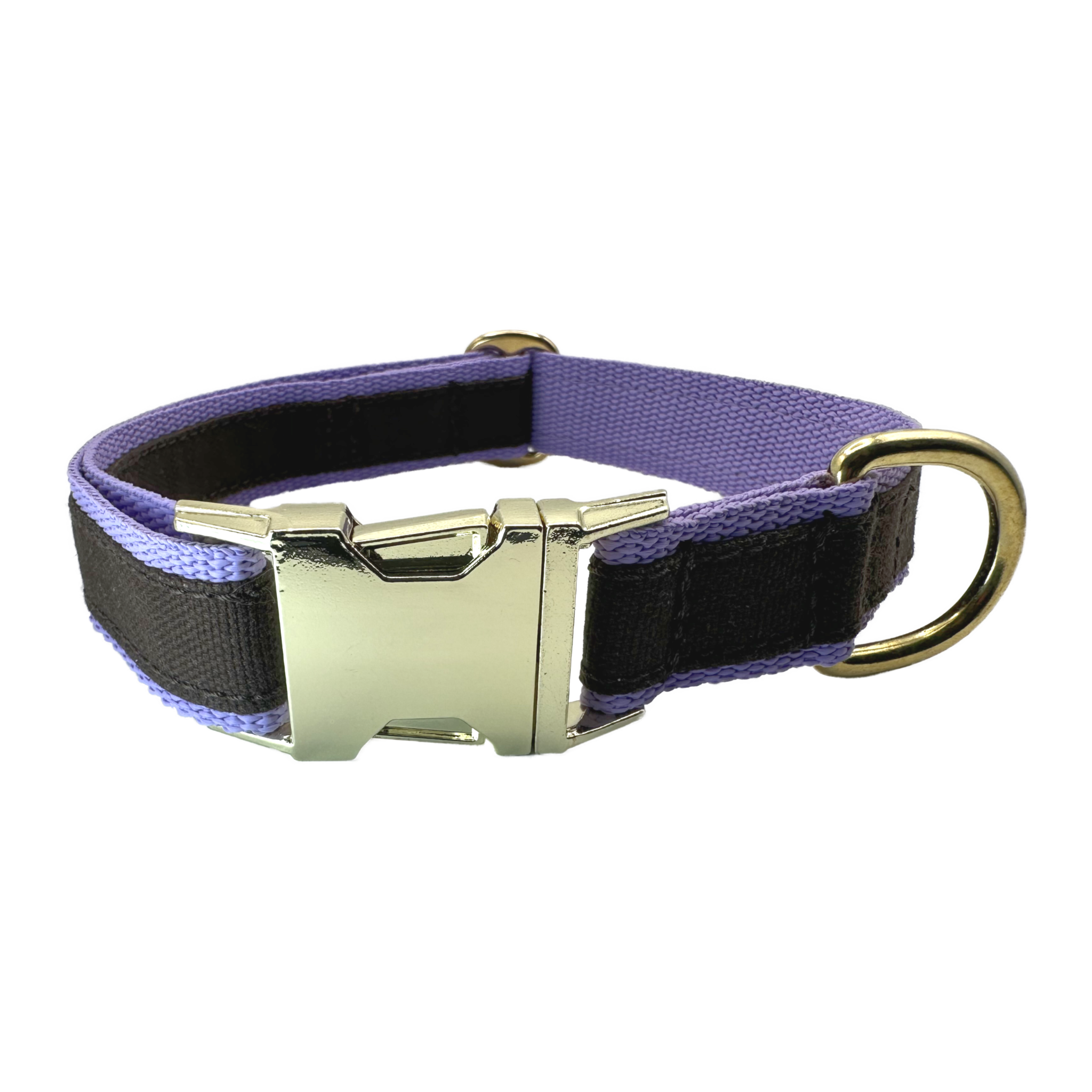 FINESTBOY-Halsband, 25mm, fliederfarbenes Gurtband mit dunkelbraunem Canvas-Streifen und Vollmessing-Applikationen und vermessingter Metallsteckschnalle, gelegt, Frontansicht