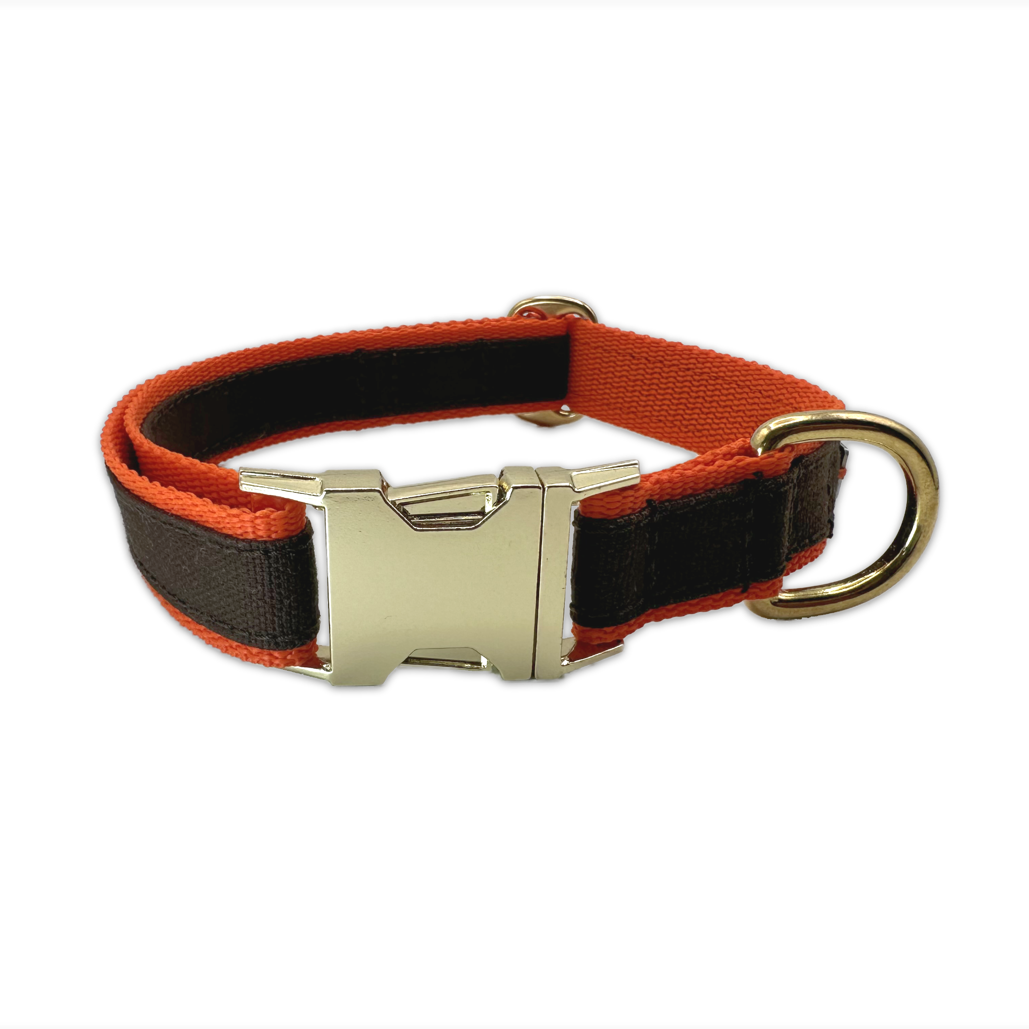 FINESTBOY-Halsband, 25mm, orangenes Gurtband mit dunkelbraunem Canvas-Streifen und Vollmessing-Applikationen und vermessingter Metallsteckschnalle, gelegt, Frontansicht