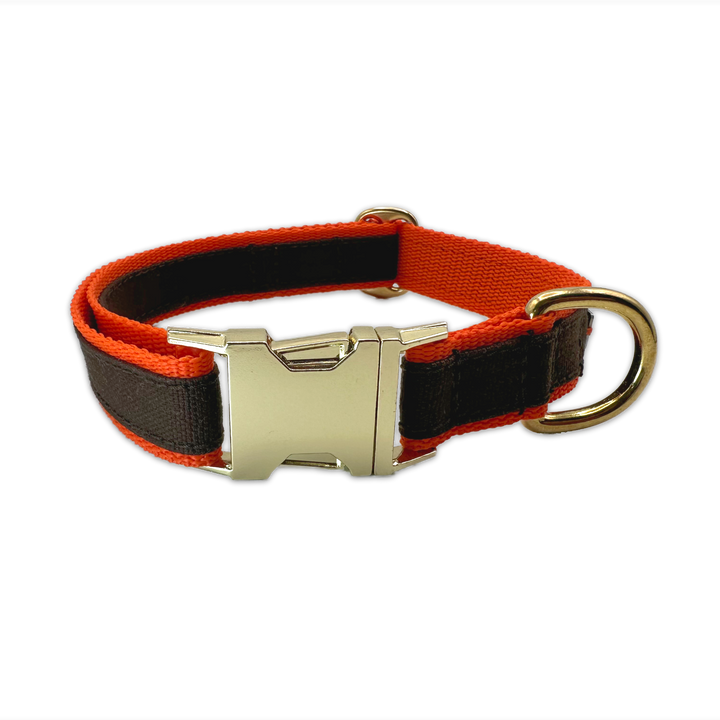 FINESTBOY-Halsband, 25mm, orangenes Gurtband mit dunkelbraunem Canvas-Streifen und Vollmessing-Applikationen und vermessingter Metallsteckschnalle, gelegt, Frontansicht