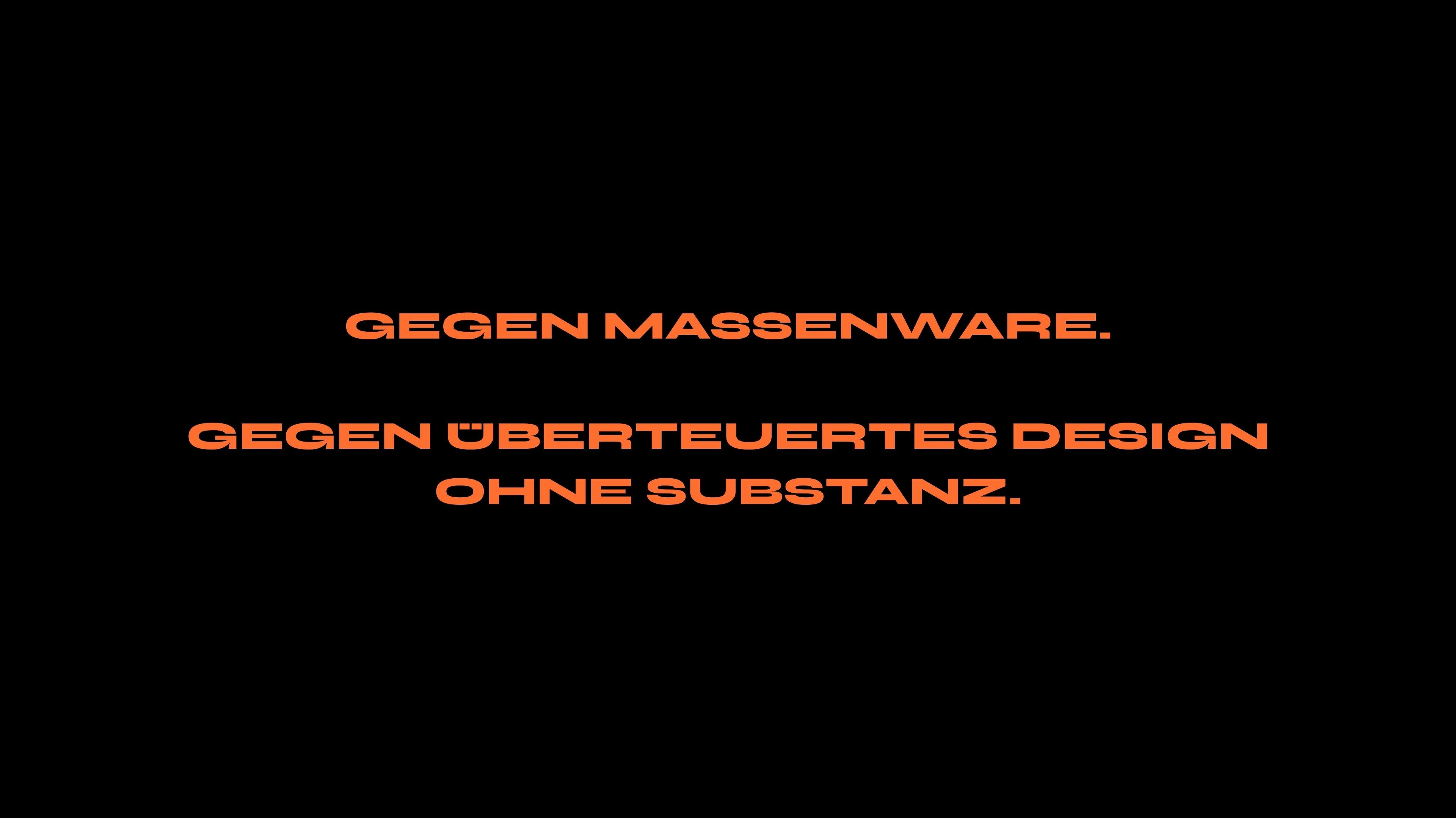 Typografie-Bild schwarzer Hintergrund mit Text GEGEN MASSENWARE. GEGEN ÜBERTEUERTES DESIGN OHNE SUBSTANZ. in Orange, Syne ExtraBold — Hintergrund-Sektion der ÜBER FINESTBOY Seite, Hamburg.
